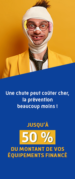 Bannière publicitaire sur la prévention des chutes. En haut, un homme avec un bandage imposant autour de la tête, des lunettes cassées et un pansement sur le nez sourit de manière comique. En bas, sur un fond bleu, le texte indique : 'Une chute peut coûter cher, la prévention beaucoup moins ! Jusqu'à 50% du montant de vos équipements financés.